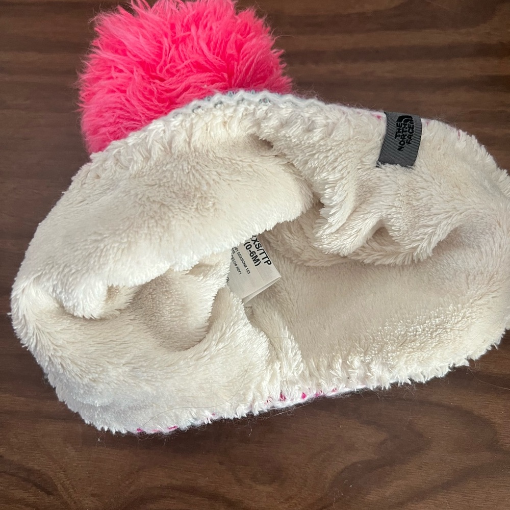 ❤️ 3/$25 The North Face Pink and White Baby Pom Pom Hat 0-6months VGUC - Picture 3 of 3